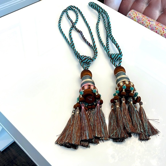 SET OF 2 DRAPE TIES WITH TASSELS - Picture 3 of 17